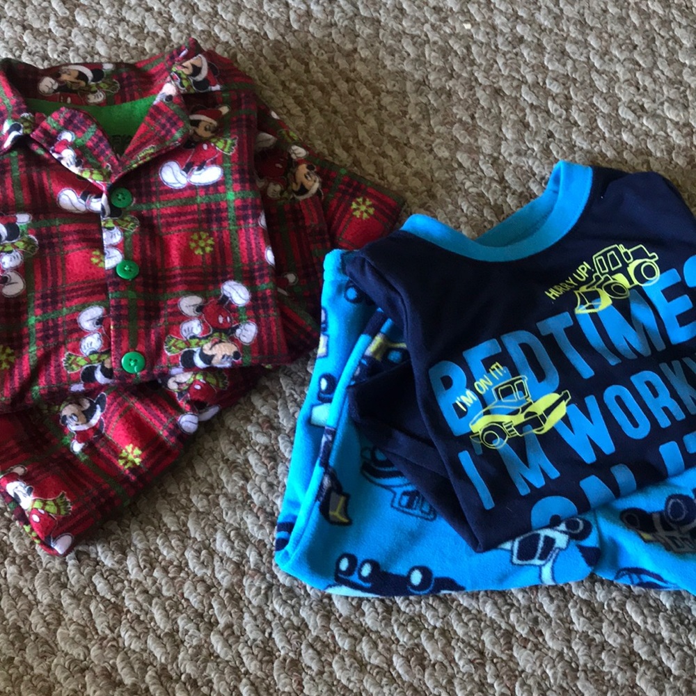 2 pajamas with tops and bottoms